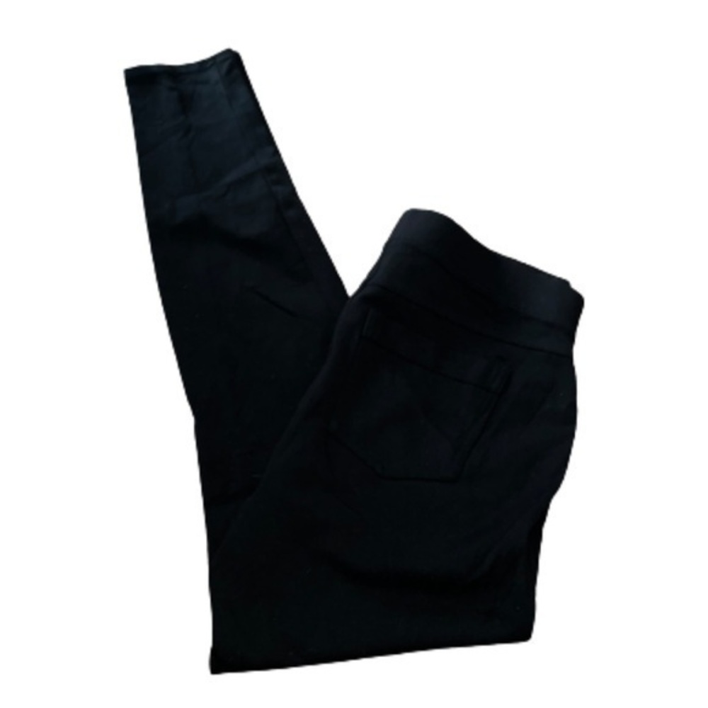 HUE black leggings with back square pockets size M